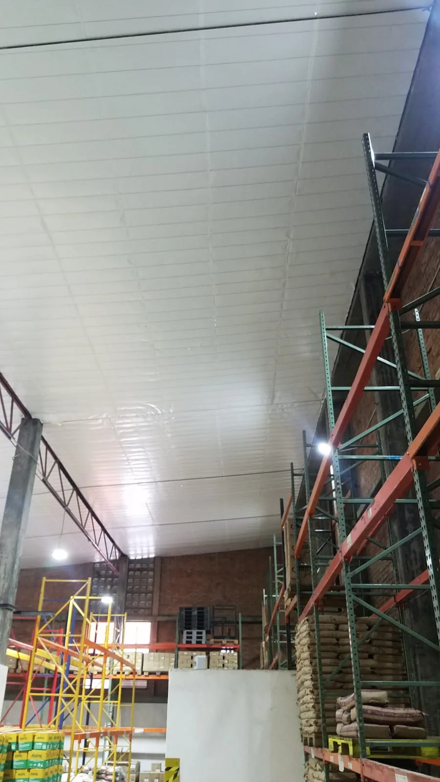 Aislamiento térmico de cubierta en bodega industrial